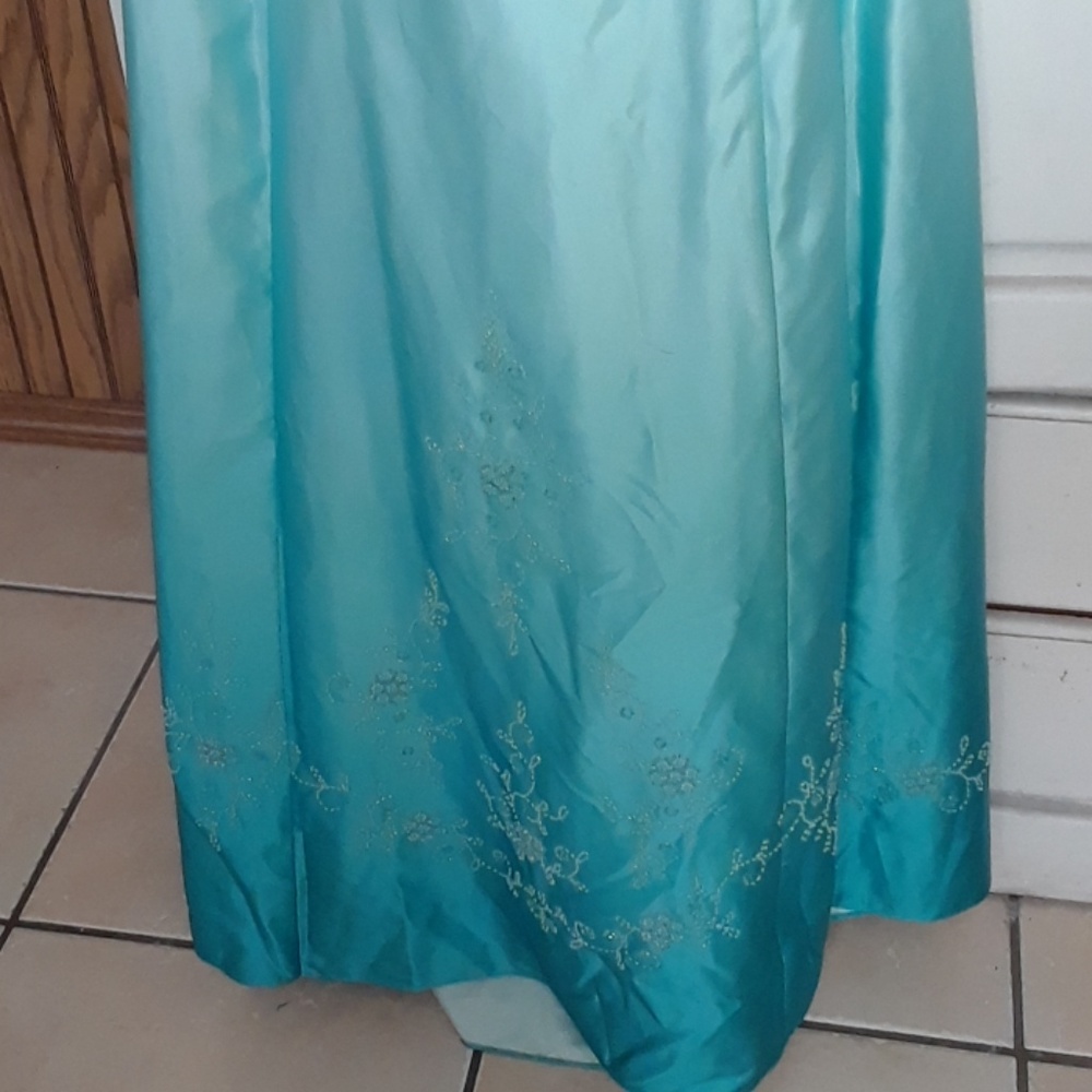 Dress - Picture 3 of 6